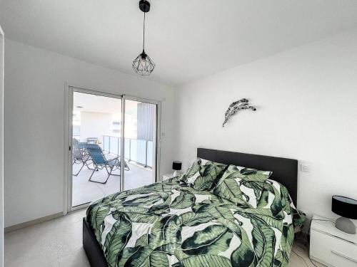 une chambre avec un lit et un balcon dans l'établissement Grand T3 vue sur la baie de Calvi, à Calvi