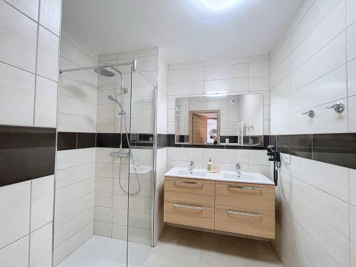 une salle de bain blanche avec un lavabo et une douche dans l'établissement T3 vue sur la baie de Calvi, à Calvi