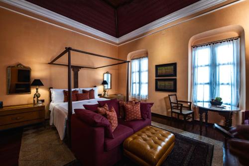 1 dormitorio con cama, sofá, cama y ventana en Rambha Palace, en Rambha