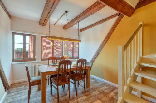 a dining room with a wooden table and chairs at Ferienwohnungen Steinweg 61 in Quedlinburg