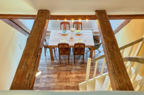 a wooden table with chairs and a dining room at Ferienwohnungen Steinweg 61 in Quedlinburg