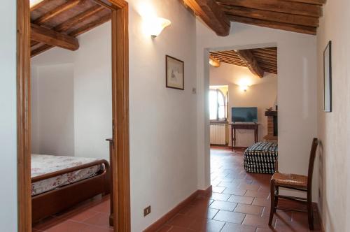 a room with a bedroom with a bed and a mirror at Sant'Antonio in Volterra