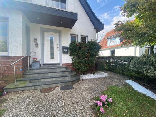 a white house with a white door and stairs at Sonniges Studio in Rheine Nähe Zentrum in Rheine