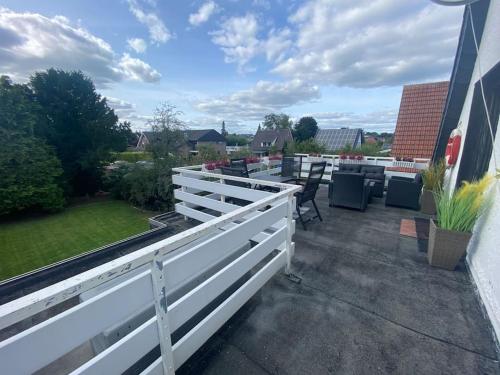 a white fence on a balcony of a house at Sonniges Studio in Rheine Nähe Zentrum in Rheine