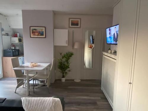 a living room with a table and a kitchen at Sonniges Studio in Rheine Nähe Zentrum in Rheine