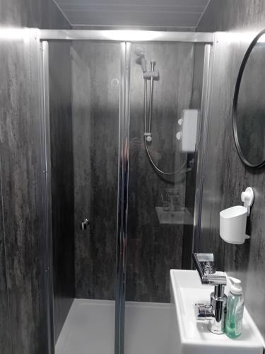 ブリドリントンにあるGarden roomのシャワー(ガラスドア、洗面台、トイレ付)