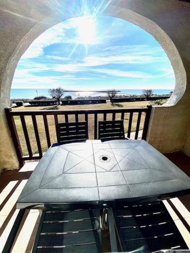 Φωτογραφία από το άλμπουμ του Appartement vue mer, terrasse, place de parking privée, proximité des commerces στο Σαιντ-Μαρί-ντε-λα-Μερ