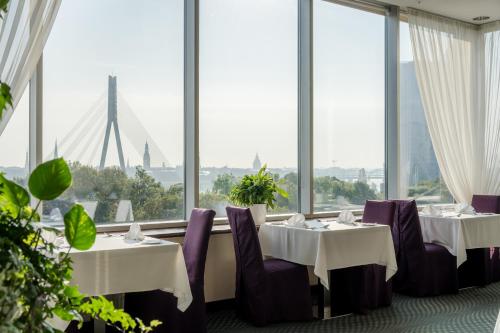 Restaurace v ubytování Riga Islande Hotel with FREE Parking