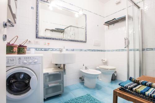 ポルト・サンテルピーディオにあるCasa Gesのバスルーム(洗濯機、トイレ付)