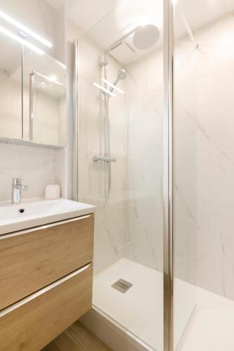 une salle de bain avec douche et lavabo dans l'établissement Le Parfait de Jean Lamour - avec parking privé, à Nancy