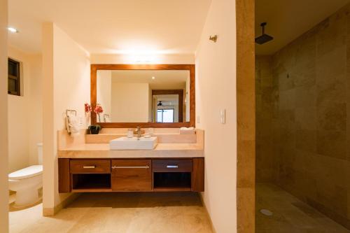 une salle de bain avec un lavabo et un miroir dans l'établissement 2055 - Cosmo 8A2, à Santa Cruz Huatulco