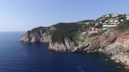 an aerial view of a cliff with the ocean at "Belvédère de la Mer" Résidence "Icaros" Wifi-Piscine-Pkg in Begur