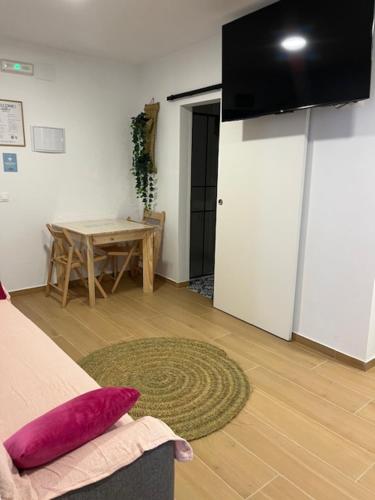 a living room with a couch and a table at ALZIRA BONITA APARTAMENTO CON TERRAZA Y JACUZZi EXTERIOR in Alzira