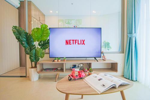 TV a/nebo společenská místnost v ubytování Dứa's House - The Sóng Vũng Tàu, Sky Pool & Gym