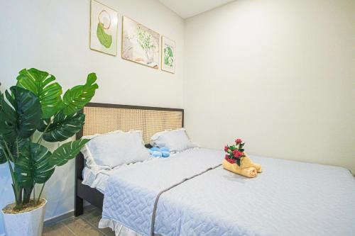 Postel nebo postele na pokoji v ubytování Dứa's House - The Sóng Vũng Tàu, Sky Pool & Gym