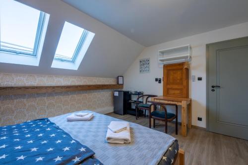 Ein Bett oder Betten in einem Zimmer der Unterkunft Penzion Lederer