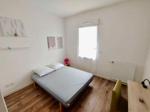 une chambre avec un lit dans une pièce avec une fenêtre dans l'établissement HOMEYPIC Villeurbanne T4 proche INSA, à Villeurbanne