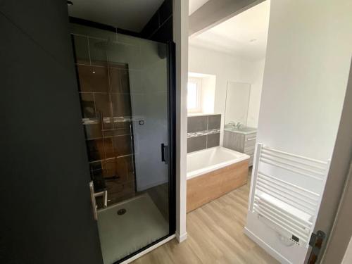une salle de bain avec douche et baignoire dans l'établissement Belle maison proche St Malo #Vacances En Bretagne, à Miniac-Morvan