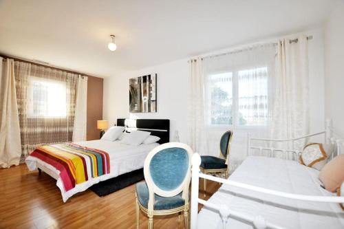 une chambre avec un lit, un canapé et des chaises dans l'établissement Villa de rêve à Pia - Piscine et 4 terrasses, à Pia