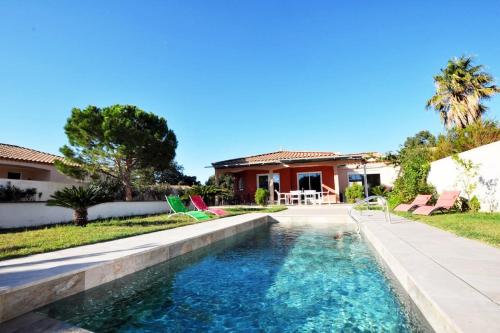 une piscine dans l'arrière-cour d'une maison dans l'établissement Villa de rêve à Pia - Piscine et 4 terrasses, à Pia