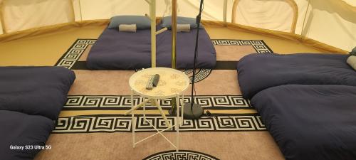 Ruang duduk di Arista glamcamp