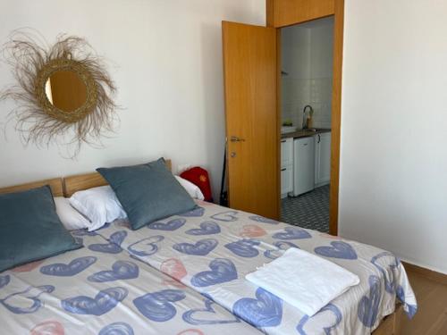 a bedroom with a bed with two towels on it at ALZIRA BONITA APARTAMENTO CON DOS HABITACIONES CON VISTAS AL RiO JUCAR in Alzira