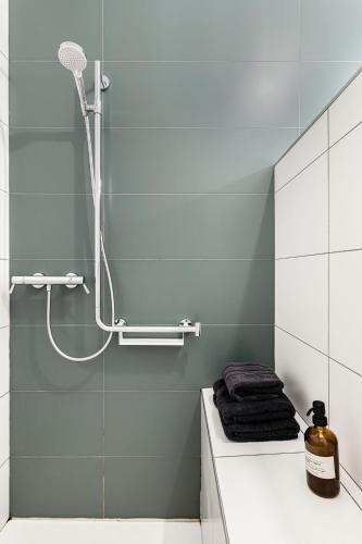 une salle de bain avec douche et lavabo dans l'établissement ECUREUIL - Charme et Standing à Saint Galmier, à Saint-Galmier