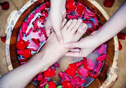 two people putting their hands on top of a bowl of red peppers at Muong Thanh Grand Ha Tinh Hotel in Kỳ Anh