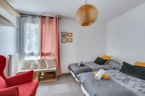 une chambre avec deux lits et une chaise et une fenêtre dans l'établissement La Comtesse du Barry - Appt 2p avec terrasse, à Toulouse