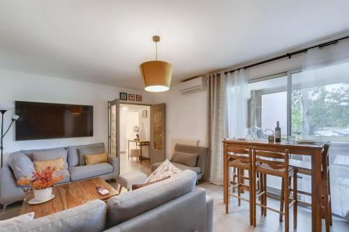 un salon avec un canapé et une table dans l'établissement La Comtesse du Barry - Appt 2p avec terrasse, à Toulouse