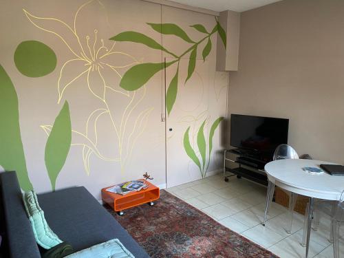 - un salon orné d'une fresque murale représentant des fleurs dans l'établissement La Maison du Parloir, à Queaux