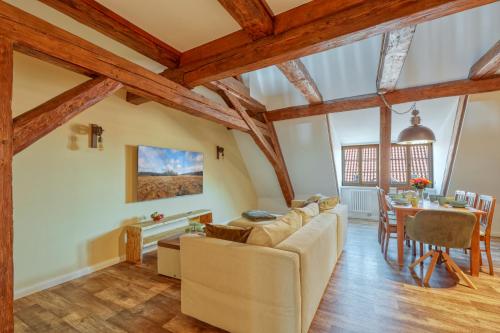 a living room with a couch and a table at Ferienwohnungen Steinweg 61 in Quedlinburg