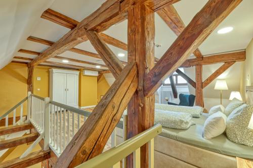 a room with a loft with wooden beams at Ferienwohnungen Steinweg 61 in Quedlinburg
