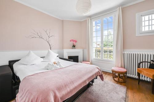 une chambre avec un lit avec un ours en peluche dessus dans l'établissement Villa Harmonia - 10p - Cinéma - Piscine - Billard, à Vaires-sur-Marne