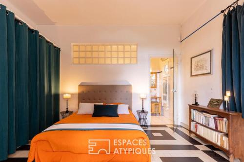 - une chambre avec un lit orange et une étagère dans l'établissement Villa de vacances avec vue mer et accès à la plage, à Vaux-sur-Mer