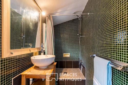 une salle de bain avec un lavabo blanc et une douche dans l'établissement Villa de vacances avec vue mer et accès à la plage, à Vaux-sur-Mer