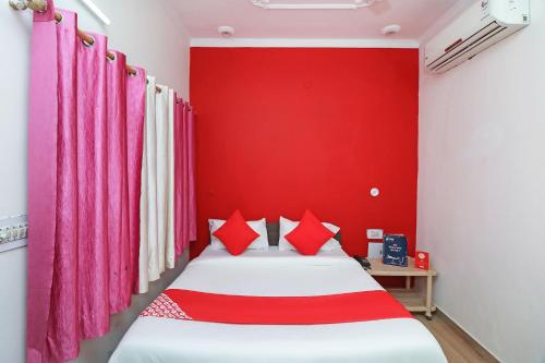 Postel nebo postele na pokoji v ubytování Hotel O Mahalaxmi Palace