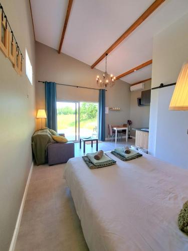 une chambre avec un grand lit et un salon dans l'établissement Domaine Quintèss - Studio, à Paulhiac