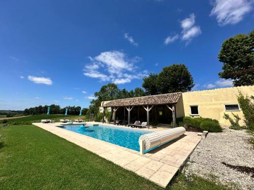 - une piscine avec un kiosque dans la cour dans l'établissement Domaine Quintèss - Studio, à Paulhiac
