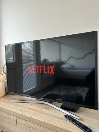 Una televisión o centro de entretenimiento en Apartma Prisojnik Kranjska Gora