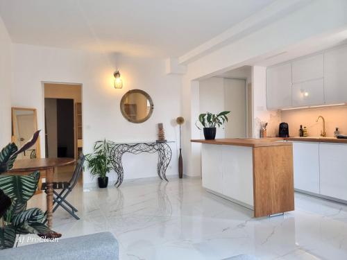 Loft Les Cigales, refait à neuf à 5min de la mer avec parking - By AURAconciergerie