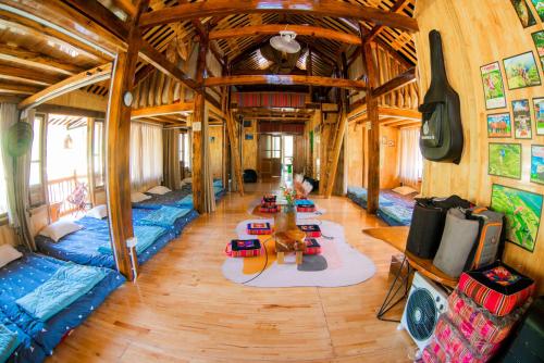 a room with many beds and a table in it at Clubhouse Mebayluon Paragliding--Homestay, Bay dù lượn, Bể bơi, Sân cỏ, Cắm trại in Pu Chu Chay