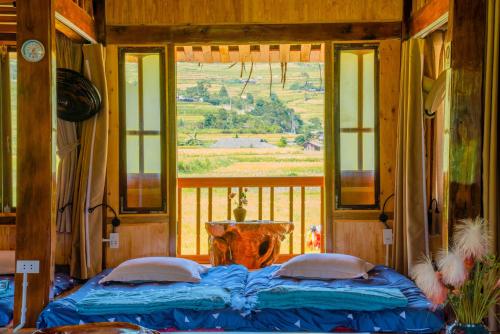 a bedroom with a bed in a room with a window at Clubhouse Mebayluon Paragliding--Homestay, Bay dù lượn, Bể bơi, Sân cỏ, Cắm trại in Pu Chu Chay