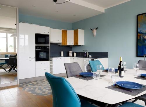 une cuisine et une salle à manger avec une table et des chaises dans l'établissement Appartement Spacieux pour 6 - Passy, Paris, à Paris