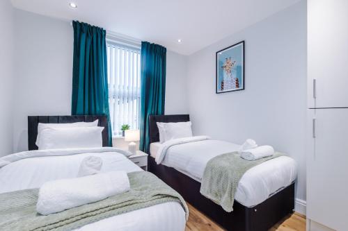 Postel nebo postele na pokoji v ubytování Spacious Contractor Liverpool House with 8 beds & Free Parking by PureStay - Short Lets & Serviced Accommodation