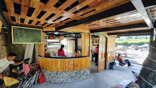 a restaurant with people sitting at a bar at Clubhouse Mebayluon Paragliding--Homestay, Bay dù lượn, Bể bơi, Sân cỏ, Cắm trại in Pu Chu Chay