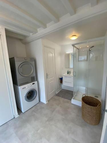 La salle de bains est pourvue d'un lave-linge et d'une douche. dans l'établissement L escapade, à Grandcamp-Maisy
