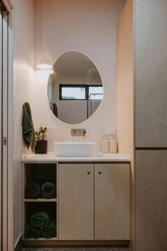 アメリカン・リバーにあるEssence Kangaroo Island - Tiny home American Riverの洗面台と鏡のあるバスルーム