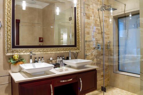 a bathroom with two sinks and a shower at Royal Mukumbura Malelane in Malelane