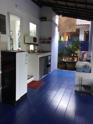 Una cocina o zona de cocina en Ananas Samui Hostel
